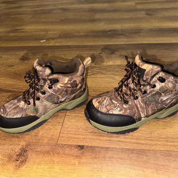 Size 1Y Boys Camo Boots - Picture 3 of 6